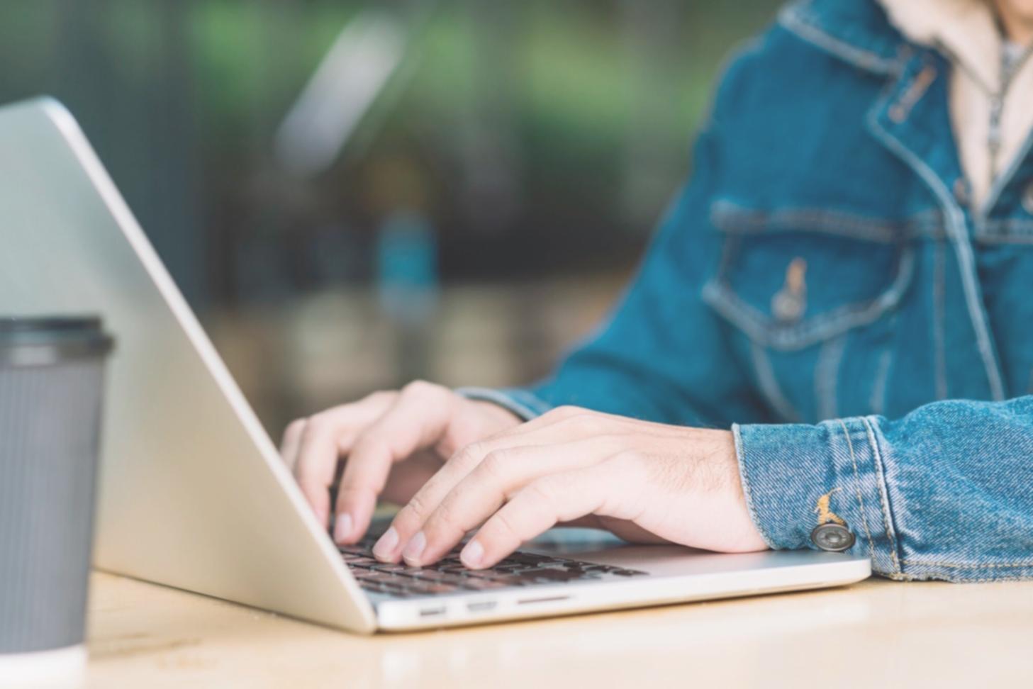 Groupe d'étudiants travaillant sur des analyses financières