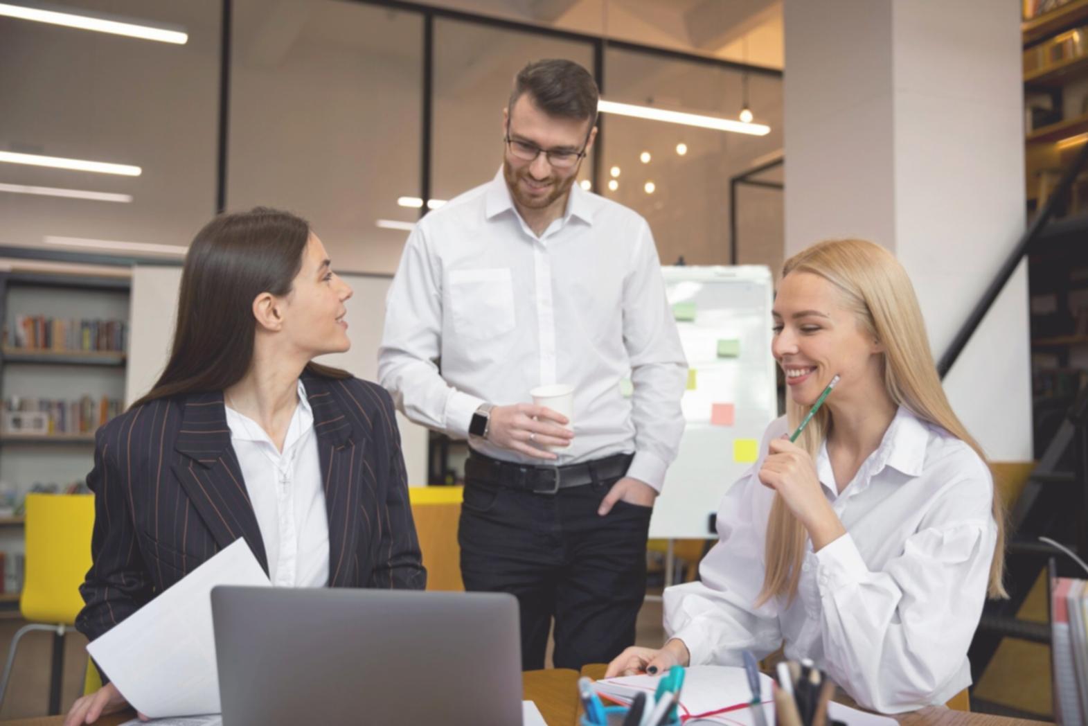 Équipe pédagogique dynorevion travaillant avec des apprenants