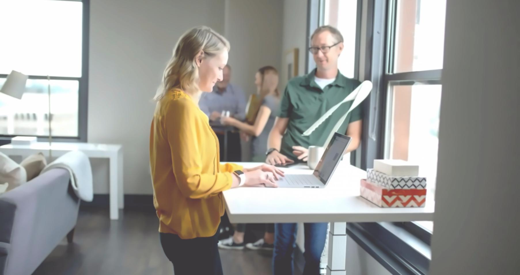 Équipe de dynorevion travaillant sur les programmes éducatifs